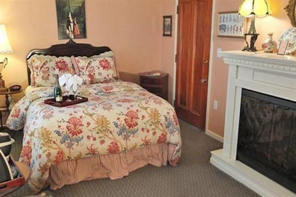 The English Inn Eaton Rapids 외부 사진